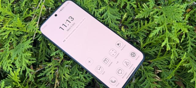 TCL P80 Ultra: Display-ul magic care transformă telefonul într-un e-book reader, panou NXTPaper super prietenos cu privirea