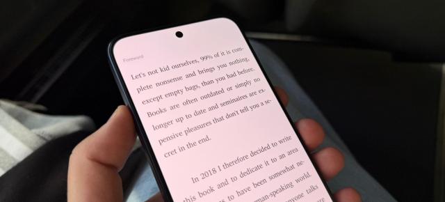 TCL P80 Ultra: Baterie pusă în valoare prin modul Max Ink, pentru lectură zile la rând