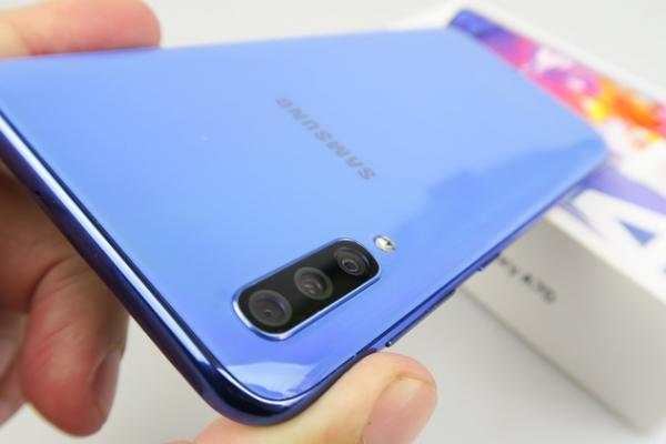 Samsung Galaxy A70 Unboxing: primele impresii despre un telefon cu ecran mare Super AMOLED şi cameră triplă cu upgrade faţă de A50 (Video)
