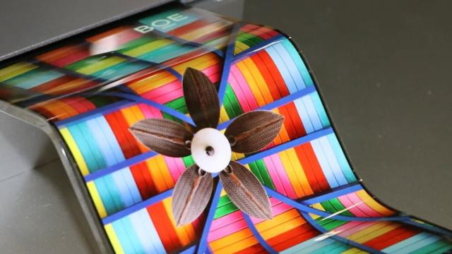 <b>LG ajunge să cumpere ecrane de la BOE Display în loc să le folosească pe cele de la LG Display pentru telefoanele sale; Iată de ce</b>BOE Display a ajuns de la un jucător mic pe piaţa ecranelor la un adevărat gigant, preluând comenzi de la companii mari şi începând să conteze mult atât pe piaţa TV, cât şi pe cea smartphone. Mai nou şi LG apelează 