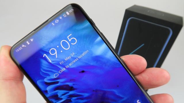 <b>ASUS ZenFone 6 în continuare indisponibil pe plan local; Iată de unde poate fi procurat și când ar putea reveni în România la vânzare</b>Cu toate că ASUS ZenFone 6 a atras multe priviri la debut, disponibilitatea sa limitată îi convinge pe mulți să-și îndrepte atenția către alte produse cu stocuri mari pe piața locală. Flagship-ul taiwanezilor era lista pentru 