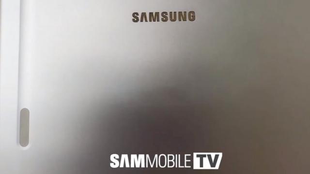 <b>Galaxy Tab S6, viitoarea tabletă flagship Samsung se dezvăluie în primele fotografii; Are cameră duală, locaş stylus</b>O bună perioadă de timp am crezut că viitoarea tableta flagship Samsung va fi Galaxy Tab S5. De fapt, numele oficial va fi Galaxy Tab S6, judecând după Evan Blass şi Sammobile. Aceştia din urmă au pus chiar mâna pe imagini 