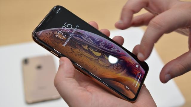 <b>Apple pregătește un iPhone cu adevărat edge-to-edge; Va sosi în 2021 și renunță la breton, Face ID</b>Cu toate că în momentul de față ne pregătim pentru lansarea lui iPhone XI, iată că în online leak-urile vorbesc chiar și despre generația iPhone din 2021 care ar putea aduce upgrade-uri serioase la pachet