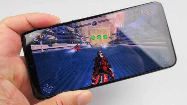 <b>Huawei P30 Lite: Acustică de top 20, cu difuzor singular și o putere a volumului decentă</b>Huawei nu e genul de companie să aducă difuzoare stereo pe telefoane non flagship, păstrând bunătăţile doar pentru modelele cu preţ mare. Astfel, Huawei P30 Lite se prezintă cu un singur difuzor plasat în zona inferioară şi care e pus în dreapta..