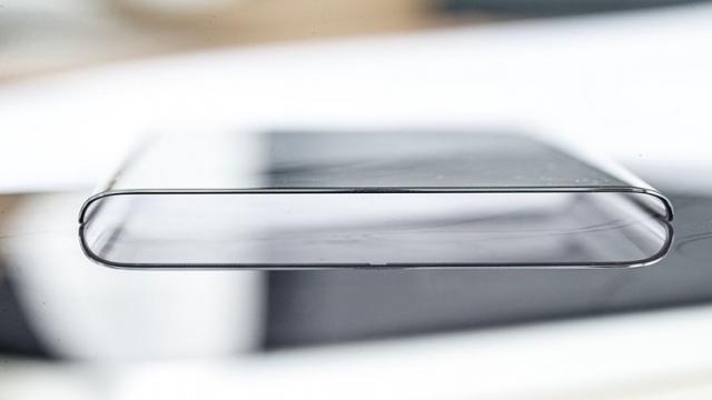 <b>Ecranul fără muchii e aici, sub forma unui panou de sticlă cu 100% screen to body ratio ce va ajunge pe Vivo NEX 3</b>Marile companii producătoare de telefoane au câte o serie experimentală, în care îşi permit să testeze idei trăznite. Xiaomi are Mi Mix, iar Huawei are Honor Magic. Vivo are seria NEX, în care va inaugura conceptul de ecran 