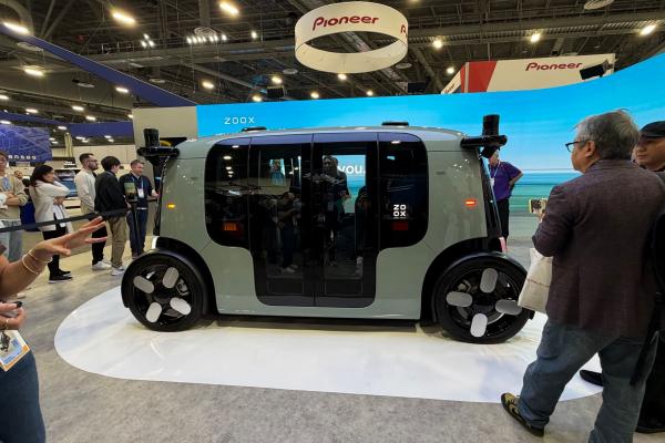 CES 2026: Am intrat în maşină fără pedale, volan şi şofer de la Amazon - ZOOX