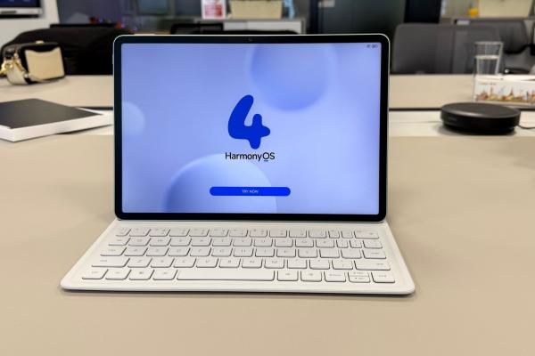 Huawei MatePad 11.5s 2026 Hands On: tableta concepută special pentru elevi, rezolvă ecuaţii automat şi protejează ochii