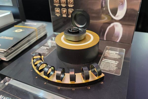 CES 2026: Am pus mâna pe inelele Dreame, cu EKG, AI, autonomie de o săptămână