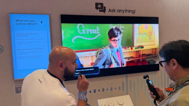 <b>CES 2026: Samsung a creat un prieten știe-tot care se uită cu tine la filme: VAC (Vision AI Companion)</b>Un moment cheie în prezentarea Samsung de la CES 2026 a fost cel când a fost dezvăluit VAC: Vision AI Companion. El duce mai departe conceptul de AI pe televizor, creând un fel de prieten virtual cu care vezi filme şi pe care 