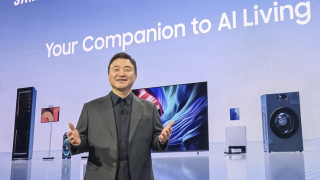 <b>CES 2026: Samsung Bespoke AI face electrocasnicele mai inteligente, autonome si... schimbă și asigurările așa cum le știm</b>Samsung a prezentat la CES 2026 ideea de a regandi electrocasnicele smart, iar noile produse din seria Bespoke AI merg fix în direcția asta. De exemplu, mașina de spălat și uscat rufe Bespoke AI Laundry Combo promite să elimine 