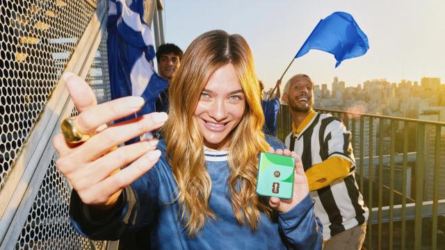 <b>CES 2026: Motorola prezintă Razr 60 FIFA World Cup 26 Edition, telefon ediție limitată pentru fanii fotbalului</b>Pe lângă primul pliabil tip carte prezentat oficial (RAZR Fold), cei de la Motorola au profitat de prezența de la CES 2026 din Las Vegas pentru a lansa și smartphone-ul ediție specială numit Razr 60 FIFA World Cup 26 Edition