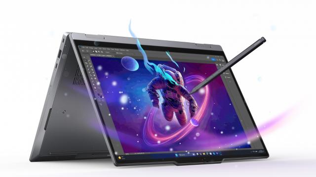 <b>CES 2026: Lenovo ThinkPad X1 2-in-1 Aura Edition aduce flexibilitate și AI; Dock magnetic pentru stylus și design modular</b>Lenovo continuă extinderea ediției Aura și pe segmentul convertibil, cu ThinkPad X1 2-in-1 Gen 11 Aura Edition, un model care aduce multe dintre atuurile variantei Carbon într-un format mai versatil. Ca design, preia sistemul