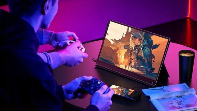 <b>E LUNI e AMAZON: monitor portabil MOMODS 15,6", IPS FHD 1080P, HDR, cu USB-C și mini HDMI pentru laptop, Mac, PS5, Xbox</b>Știi cum e lunea: ori îți găsești motivația, ori îți găsești un gadget care să-ți facă ziua mai bună. Azi am descoperit un produs care a urcat rapid în topul preferințelor pe Amazon și care e acum la reducere: monitorul portabil MOMODS de 15,6” 