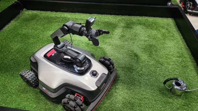 <b>CES 2026: Dreame Roboticmower APEX atrage toată atenția! Mașină de tuns iarba inteligentă, cu braț robotic pentru ridicarea obstacolelor</b>La CES 2026, Dreame a prezentat Roboticmower APEX, o mașină autonomă de tuns iarba cu un braț robotic funcțional. Pare să aducă în curte ceea ce roboții de aspirare de interior „au învățat” deja de ceva timp. Dacă până acum robotul se ocupa strict de tuns