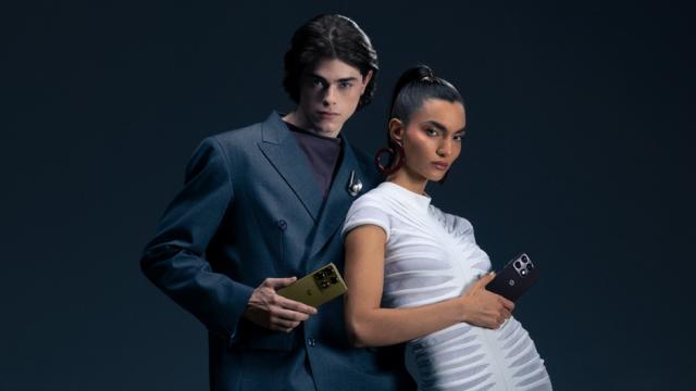 <b>Preț și disponibilitate Motorola Signature în România </b>La CES 2026 am avut ocazia să îl vedem și pe Motorola Signature, un smartphone premium care dă startul unei noi serii flagship Motorola, cu tot ce-i mai bun oferit la bord. Acesta are un sistem de camere avansat care recent