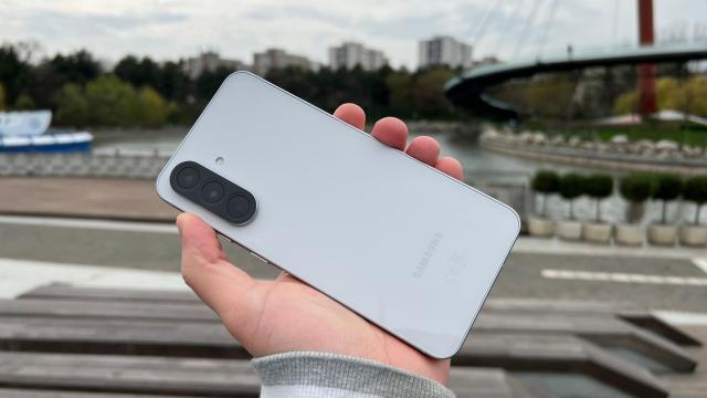 <b>Galaxy A37 și Galaxy A57 vin mai devreme decât era de așteptat; Samsung ar putea anunța noile modele midrange în februarie</b>Samsung pare să grăbească lansarea noilor sale telefoane mid-range, Galaxy A57 și Galaxy A37. De obicei seria Galaxy A e anunțată în martie, dar informațiile recente sugerează o posibilă lansare în februarie. Pare chiar că există unități de test ajunse