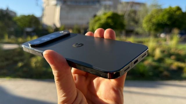 <b>Google se orientează spre Vietnam; Dezvoltarea Pixel-urilor high-end se mută în Asia de Sud-Est</b>Google își schimbă strategia de producție pentru telefoanele de top și se orientează spre Vietnam, conform Nikkei Asia. Compania americană va începe chiar din 2026 dezvoltarea și producția modelelor sale high-end (Pixel Pro / Pro XL, dar și Fold)