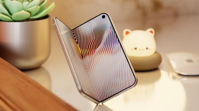 <b>iPhone Fold ar putea avea balama din metal lichid; Apple testează materialul de peste 15 ani</b>Zvonurile despre primul iPhone pliabil, pe care mulți îl numesc neoficial iPhone Fold, încep să prindă contur de câteva luni. Potrivit unei scăpări recente, Apple plănuiește să folosească o balama construită dintr-un material mai puțin obișnuit