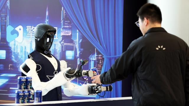 <b>Telerenta pentru roboţi? Un startup vrea să îţi închirieze un robot cu 25 de dolari pe zi</b>„You will own nothing and you'll be happy” este un citat de la World Economic Forum, venind de la un politician danez. El făcea aluzie la un viitor în care nu vom mai deţine nimic şi vom închiria tot. În loc să cumpărăm jocuri, vom avea Game Pass