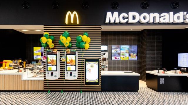 <b>McDonald's România suferă un hack; Compania din spatele său scapă datele angajaţilor</b>După ce am scris despre hacking şi scăpări de date la nivel de produse Apple şi WhatsApp, iată că nici plaiul mioritic nu e lipsit de probleme. Aflăm că Premier Restaurants, compania care operează McDonald's în România a suferit un atac cibernetic.
