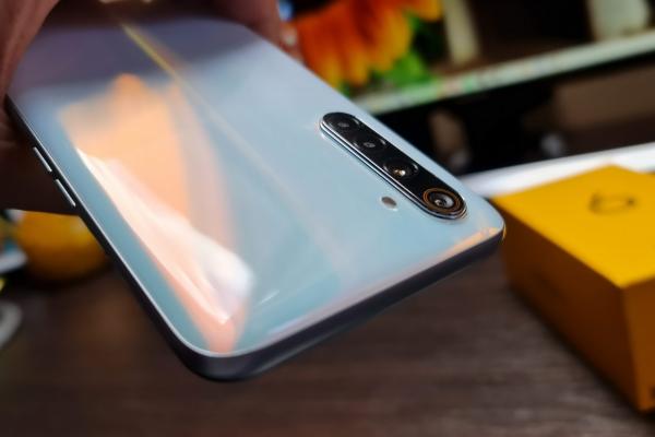 Realme 6 Unboxing: cine a zis că gaming-ul pe mobil trebuie să fie scump? (Video)