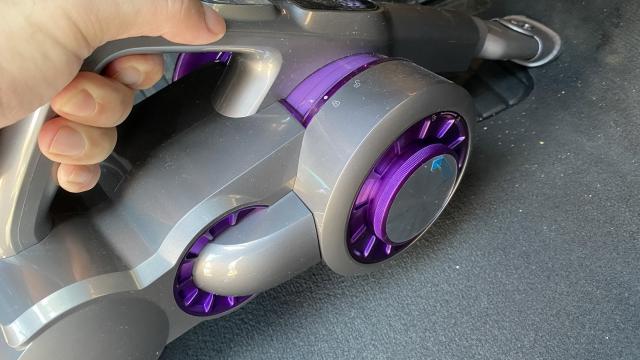 <b>Jimmy JV85 Pro: Cel mai puternic aspirator vertical fără fir de pe piață îți curăță rapid casa și mașina</b>Anul acesta am avut ocazia să testăm aici  nu doar telefoane, ci și alte dispozitive, de la routere, smartwatch-uri, purificatoare de aer și până la aspiratoare. Ei bine da, recent pe masa de teste sau mai bine