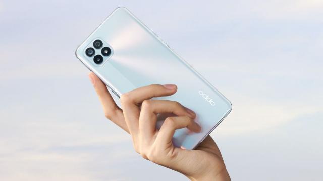 <b>Oppo Reno 4 SE devine oficial; Smartphone cu încărcare rapidă la 65W și procesor Dimensity 720 5G la pachet</b>Această zi de 21 septembrie ne rezervă multe noutăți în zona smartphone astfel că acum la câteva ore distanță de la introducerea modelului Realme C17 și a trio-ului Narzo 20 mai avem parte de un debut