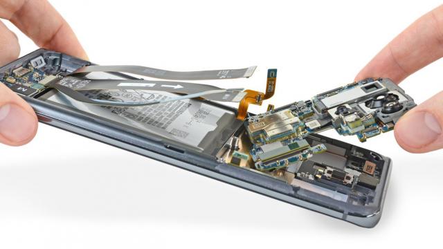 <b>Bateria lui Samsung Galaxy S21 Ultra a fost deja certificată; Iată la ce capacitate ajunge</b>După ce am văzut randări concept pentru Galaxy S21 Ultra și am aflat detalii despre camera sa foto aici, iată că astăzi sosesc și informații legate de baterie. Ce-i drept am mai avut anterior un asemenea leak odată 