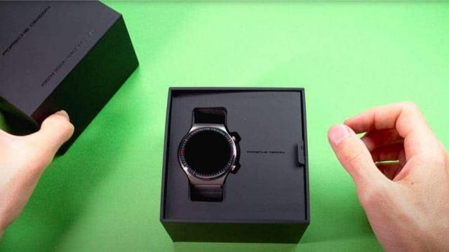 <b>Huawei Watch GT2 Pro e gata să primească o versiune Porsche Design; Iat-o într-o scăpare de unboxing</b>Huawei a lansat recent ceasul Watch GT2 Pro, care vine deja cu design elegant şi materiale premium. Ei bine, acum ni se pregăteşte şi o ediţie specială Porsche Design, care tocmai a primit o scăpare
