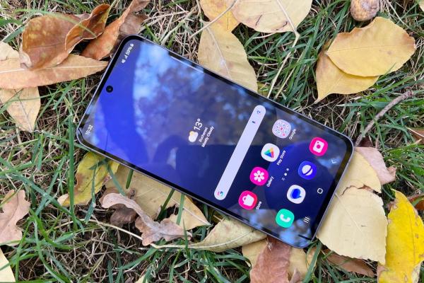 Samsung Galaxy S24 FE: Ecranul este mai mare pe noul FE, luminos și AMOLED 120Hz, dar ce facem cu muchiile?