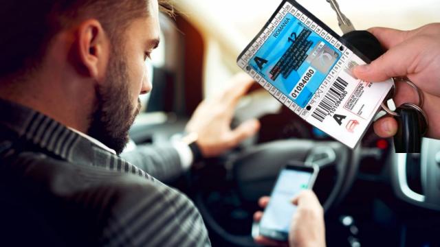 <b>Noua lege a rovinietei oferă timp suplimentar șoferilor; Amenda automată este eliminată!</b>Legea recent promulgată de președintele Klaus Iohannis aduce o schimbare importantă pentru șoferii din România: aceștia vor avea timp suplimentar pentru achitarea rovinietei. Concret, rovinieta poate fi acum plătită până la ora 24 a zilei următoare utiliz