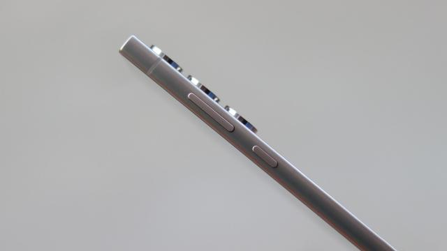 <b>Samsung Galaxy S25 Slim există, e real şi a fost certificat cu nume de cod</b>Samsung e gata să rişte în 2025, lansând două telefoane complet noi în gama să principală de pliabile şi Galaxy S-uri. Unul este Galaxy Z Flip FE, celălalt este un Galaxy S25 Slim, care va concura cu aşa numitul "iPhone Air"