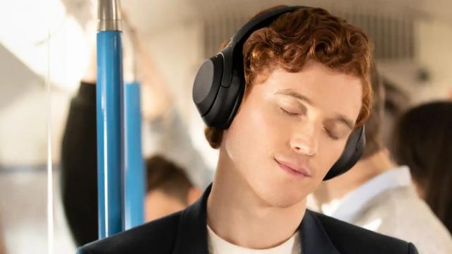 <b>Black Friday 2024 pe eMAG: căștile Sony WH-1000XM4B, doar 899,99 lei</b>eMAG a inclus în oferta de Black Friday căștile over-ear Sony WH-1000XM4B, recunoscute pentru performanța superioară în anularea zgomotului. Acestea beneficiază de o reducere semnificativă de 28%, prețul scăzând de la 1.249 lei la 899,99 lei.

