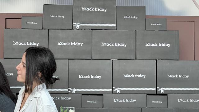 <b>eMAG Black Friday 2024: Primele cifre după două ore de la start</b>eMAG a dat startul campaniei Black Friday în această dimineață, la ora 7:14, exact ca anul trecut. În primele două ore, platforma a înregistrat o activitate intensă, cu vânzări impresionante în mai multe categorii de produse 
