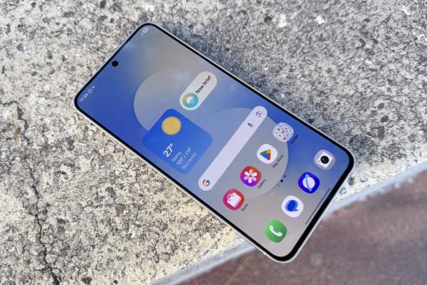 Samsung Galaxy S25 FE: Ecran luminos, la nivel de flagship, bine calibrat