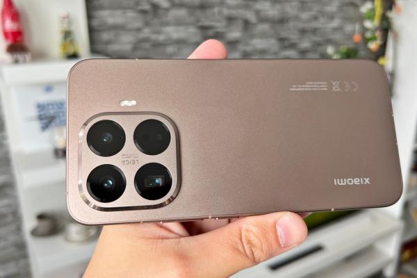 Xiaomi 15T Pro: Design deluxe, auriu-bronz și cu priză bună
