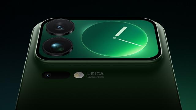 <b>Xiaomi 17 Pro este rivalul de iPhone 17 Pro ce aduce ecran secundar în spate și rămâne la fel de compact</b>V-am povestit în articole dedicate despre Xiaomi 17 și Xiaomi 17 Pro Max, iar acum e momentul să discutăm și despre modelul de mijloc, dar nu mediu ca dotări, ci doar ca diagonală. Dacă ți-ai imaginat cum ar fi arătat un iPhone 17 Pro 