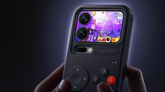 <b>Xiaomi 17 Pro are o husă ce transformă telefonul într-o consolă de gaming portabilă, folosind ecranul secundar</b>Xiaomi 17 Pro Max a făcut vâlvă la debutul de ieri, odată cu integrarea acelui ecran secundar în spate, în modulul foto. Acum el este pus la treabă de nişte huse speciale, ce integrează controale de console de jocuri retro