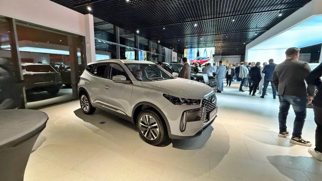 <b>Am văzut maşinile noi Chery din România şi showroom-ul din Bucureşti; Chery TIGGO 4 e sub 20.000 euro!</b>Pe 25 septembrie Chery a inaugurat showroom-ul flagship din Bucureşti şi proaspăt coborât din avionul de la Munchen am fost la eveniment. Unde găsiţi showroom-ul? Pe Şoseaua Colentina, la numărul 459, în incinta Auto Italia