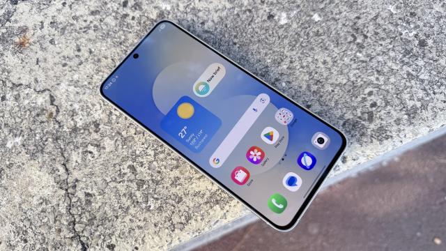 <b>Samsung Galaxy S25 FE: Ecran luminos, la nivel de flagship, bine calibrat</b>Samsung continuă să mizeze pe expertiza proprie în materie de panouri și vedem asta și pe Galaxy S25 FE. A pus pe această variantă „Fan Edition” chiar panoul Dynamic AMOLED 2X, regăsit și în cazul celorlalte modele din seria Galaxy S25