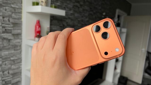 <b>iPhone 17 Pro Max a ajuns la Mobilissimo! Primele impresii despre telefonul portocaliu înainte de review + accesorii</b>Chiar în prag de weekend, cu gândul că s-a mai scurs o săptămână de muncă, cioc-cioc la ușă nimeni altul decât curierul, încărcat cu bunătăți. A venit în sfârșit la Mobilissimo pentru review nimeni altul decât Apple iPhone 17 Pro Max