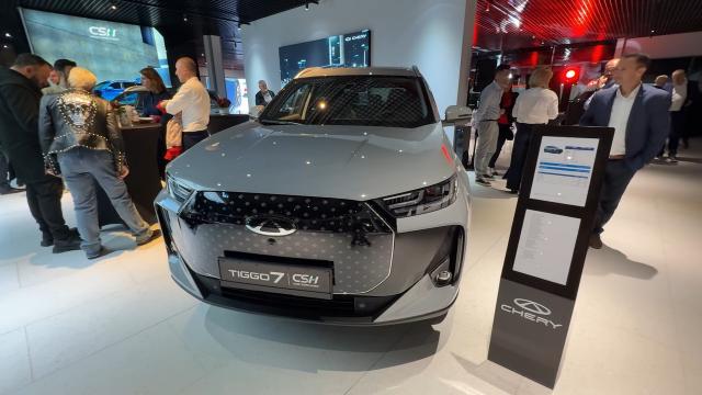 <b>Chery Tiggo 7 primele impresii: SUV plugin hibrid cu 1200 kilometri autonomie (Video)</b>Chery a deschis un showroom flagship în România pe 25 septembrie 2025, dar lansarea brandului la noi se făcuse deja în iulie 2025. Atunci a adus brandul chinez în ţara noastră modelele Chery Tiggo 7 şi Tiggo 8. Despre Tiggo 7 vorbim aici, în acest video..