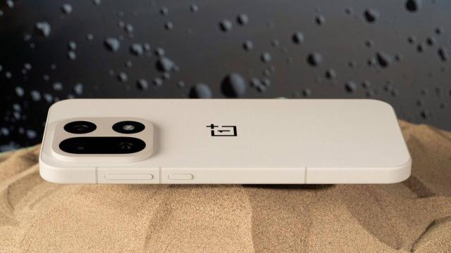<b>OnePlus 15 apare în fotografii detaliate și primește chiar și un teaser video; Designul e confirmat!</b>OnePlus 15 este un alt flagship așteptat în 2026 la nivel global. El va primi Snapdragon 8 Elite Gen5, procesor de top proaspăt anunțat de către Qualcomm și ajuns pe modelele din seria Xiaomi 17 anunțate deja în China. Ei bine, azi vedem cum arată