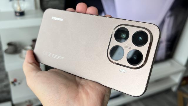 <b>Xiaomi 15T Pro: Camera cu ZOOM-ul cel mai surprinzător din 2025, capturi din Bavaria</b>Am ajuns și la camera lui Xiaomi 15T Pro și am făcut ORICE pentru a evita să fiu clișeul turistului care merge în Germania la Wurst sau Berlin kebab. M-am nimerit totuși în plin Oktoberfest. Să vorbim totuși despre hardware întâi. Primim 3 camere