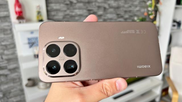 <b>Xiaomi 15T Pro: Design deluxe, auriu-bronz și cu priză bună</b>Xiaomi merge pe auriu în acest an, există o întreagă Gold Collection, de altfel, de produse aurii, de la ceas la brățara Smart Band 10 și căști open-ear. Ei bine, acest auriu pe care îl am eu pe Xiaomi 15T Pro e Mocha Gold, un fel de bronz