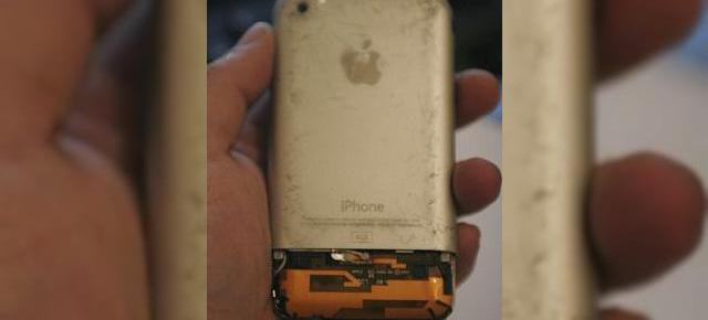 Apple iPhone functioneaza chiar si dupa ce este calcat de masina