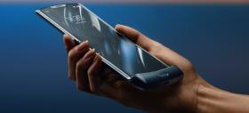 MOTO RAZR revine sub forma unui pliabil cu clapetă! Are ecran de 6.2 inch și un preț pe măsură
