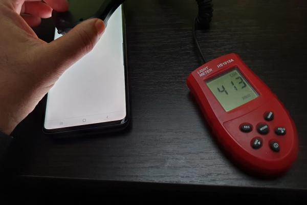 Luminozitate display Samsung Galaxy S10 5G și ecran văzut la microscop
