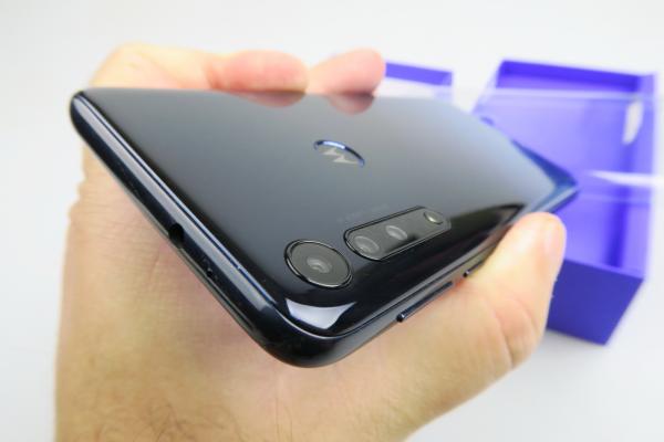 Motorola One Macro: Design închegat, în gradient, atrage priviri