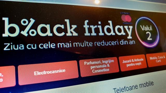<b>Black Friday la eMAG după 2 ore de la start: peste 750.000 de produse comandate, în valoare de peste 250 de milioane de lei</b>Black Friday a început astăzi la ora 7:24 şi a fost o avalanşă de promoţii şi reduceri, pe care toată lumea s-a grăbit să le prindă. Acum au început să vină şi rezultatele şi am aflat situaţia lui Black Friday la eMAG după primele